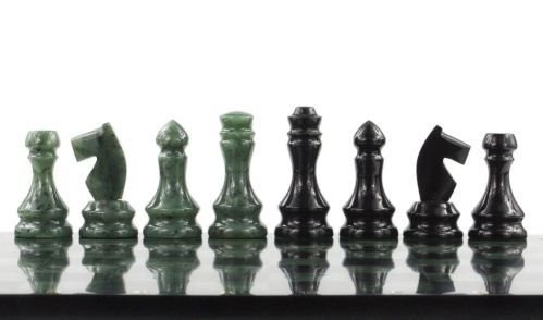 Каменные шахматы из нефрита и габродиабаза