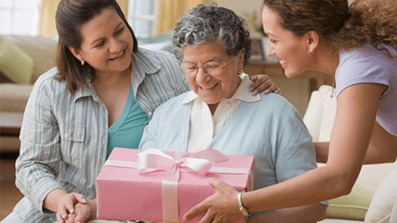 Как выбрать подарок бабушке