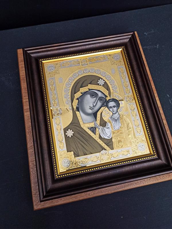  Икона Божией Матери в багетной раме ручной работы.