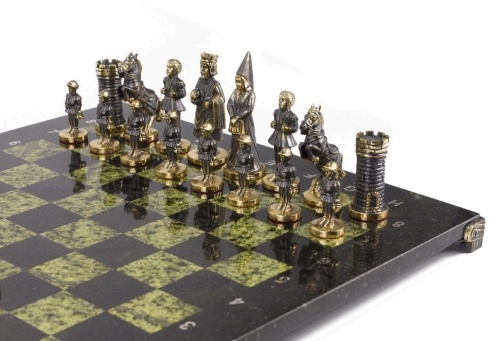 Шахматы "Камелот" из бронзы и змеевика 40х40 см