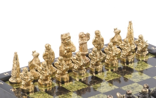 Шахматы "Северные народы" из бронзы и змеевика 36,5х36,5 см