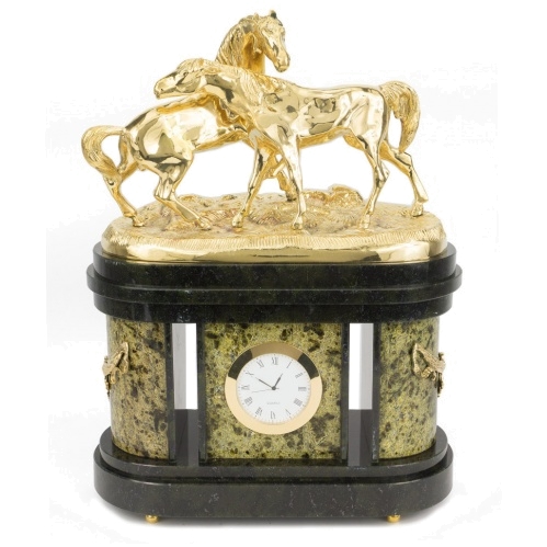 Каминные часы "Кони на воле" из змеевика и бронзы